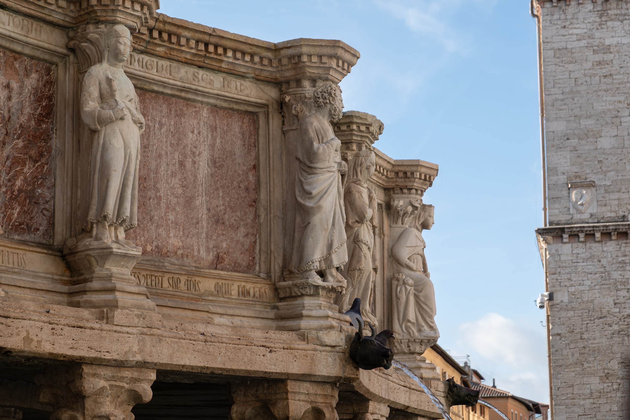 Steinfiguren und Wasserspeier an der Fontana Maggiore